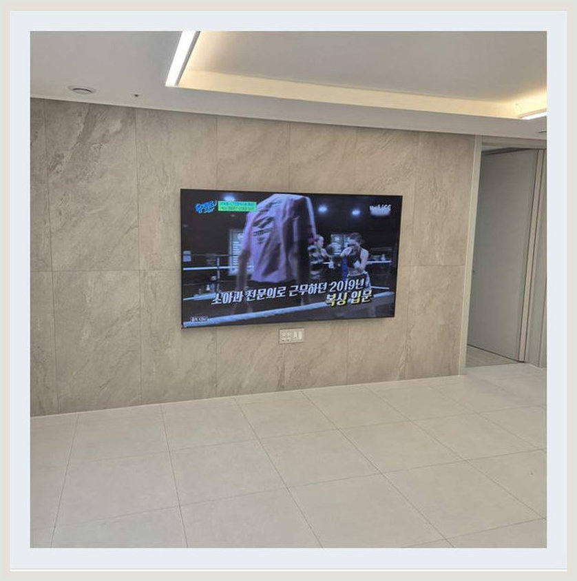 가벽 가격 상담 시 참고하는 벽걸이TV 설치 사진: 브라켓과 벽면의 관계, 서초구·강남구·성동구 관련 안내용 참고 이미지
