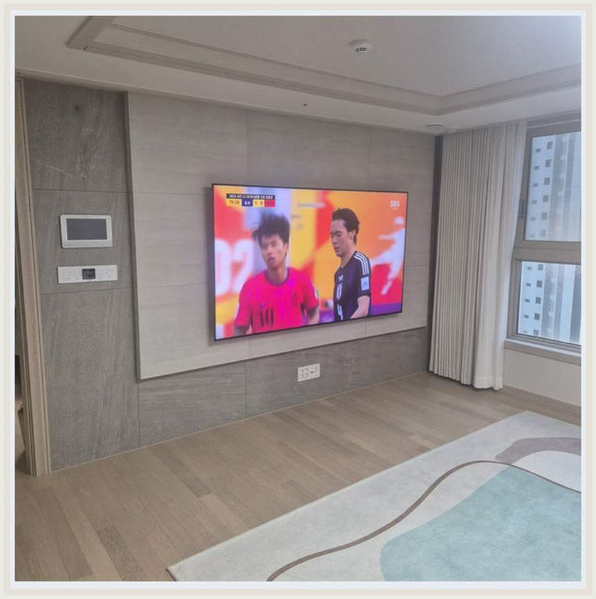 이사 철거 상담 시 참고하는 벽걸이TV 설치 사진: 거치 전 안전 점검 대상, 광진구·성동구·중랑구 관련 안내용 참고 이미지