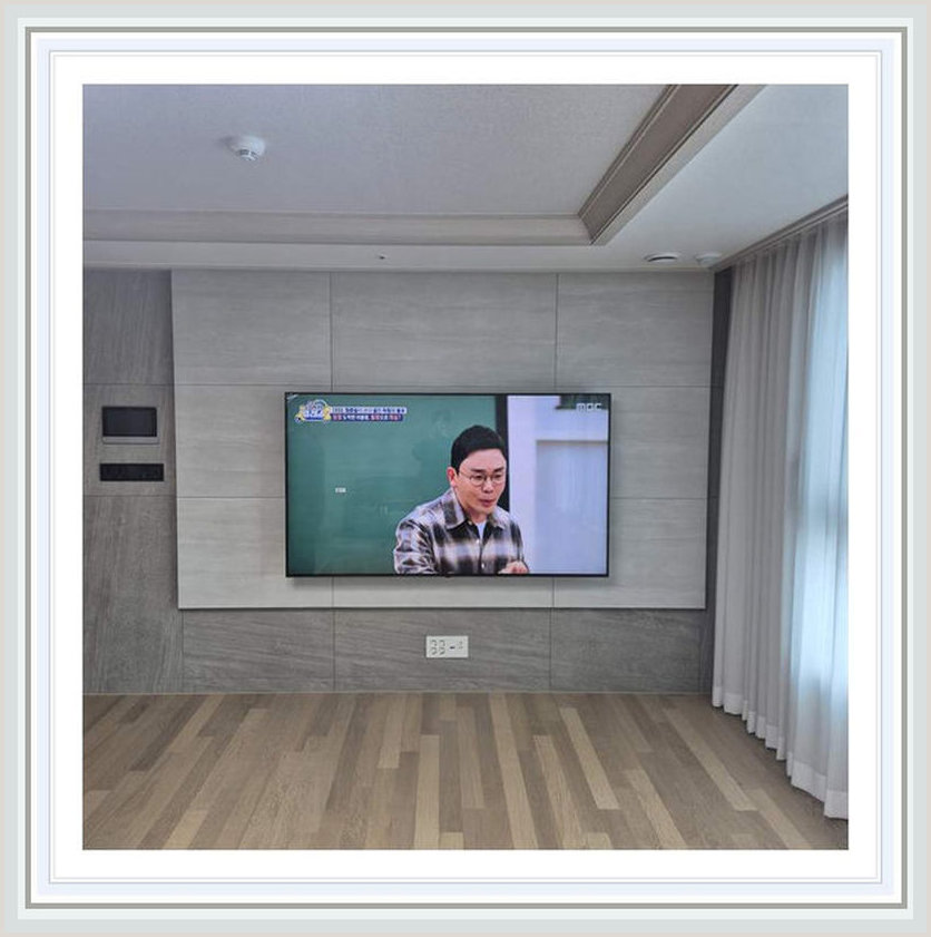 삼성후기 상담 시 참고하는 벽걸이TV 설치 사진: 거실 벽의 참고 장면, 양천구·구로구·영등포구 관련 안내용 참고 이미지