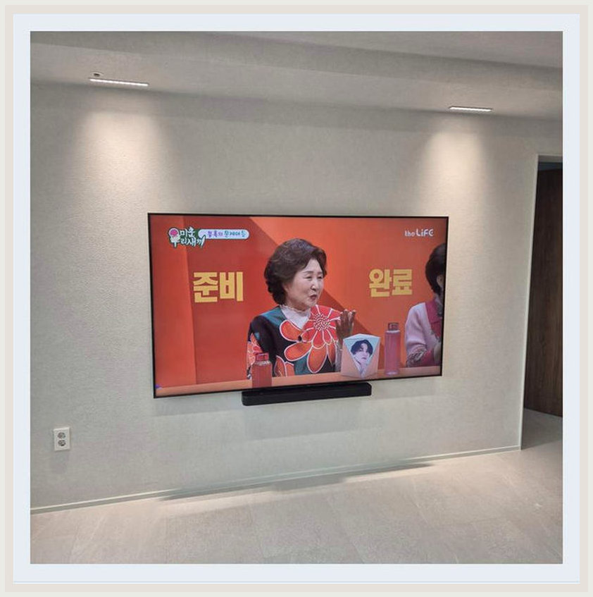 대리석 견적 상담 시 참고하는 벽걸이TV 설치 사진: 거실 벽의 참고 장면, 성북구·강북구·노원구 관련 안내용 참고 이미지