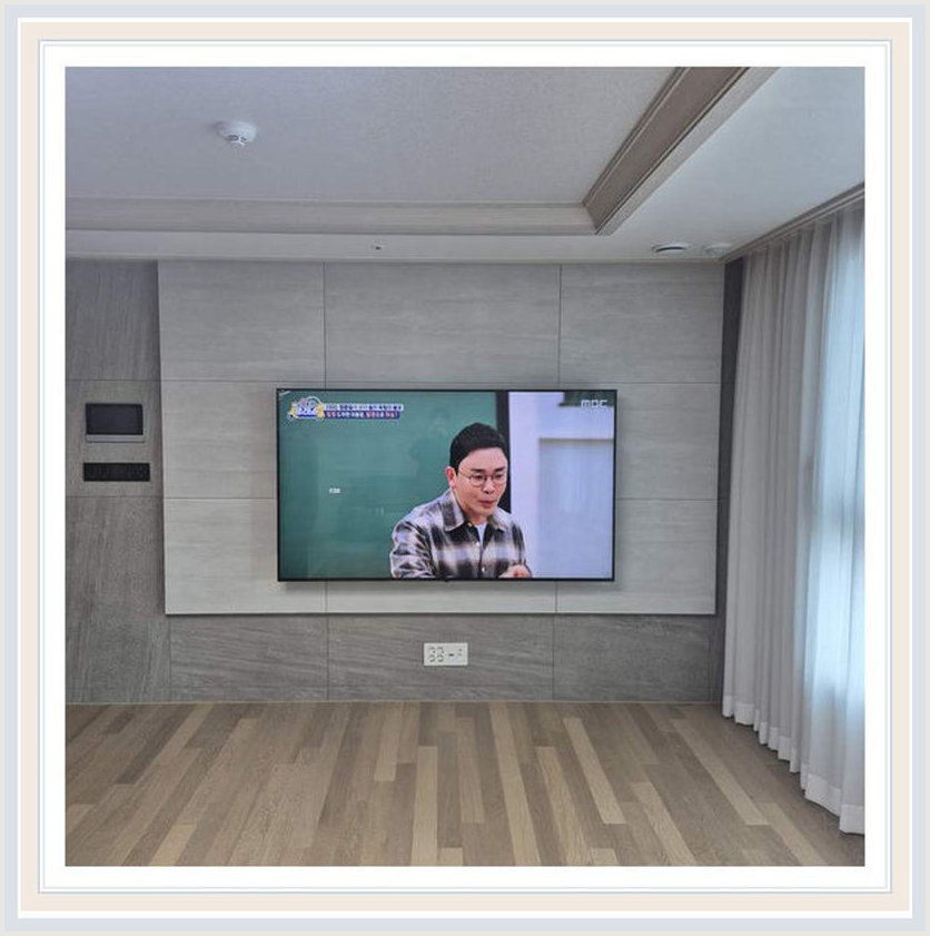 대리석 견적 상담 시 참고하는 벽걸이TV 설치 사진: TV와 장식장 사이 간격, 성북구·강북구·노원구 관련 안내용 참고 이미지