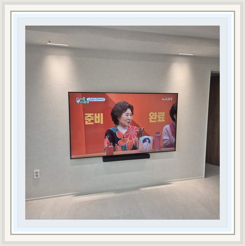 금액 후기 상담 시 참고하는 벽걸이TV 설치 사진: 케이블 경로의 참고 사례, 안산시·상록구·단원구 관련 안내용 참고 이미지