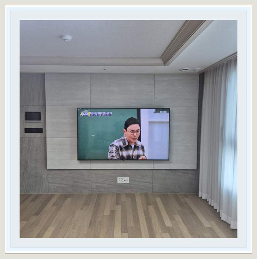 이사 추천 상담 시 참고하는 벽걸이TV 설치 사진: TV와 장식장 사이 간격, 성남시·하남시·광주시 관련 안내용 참고 이미지