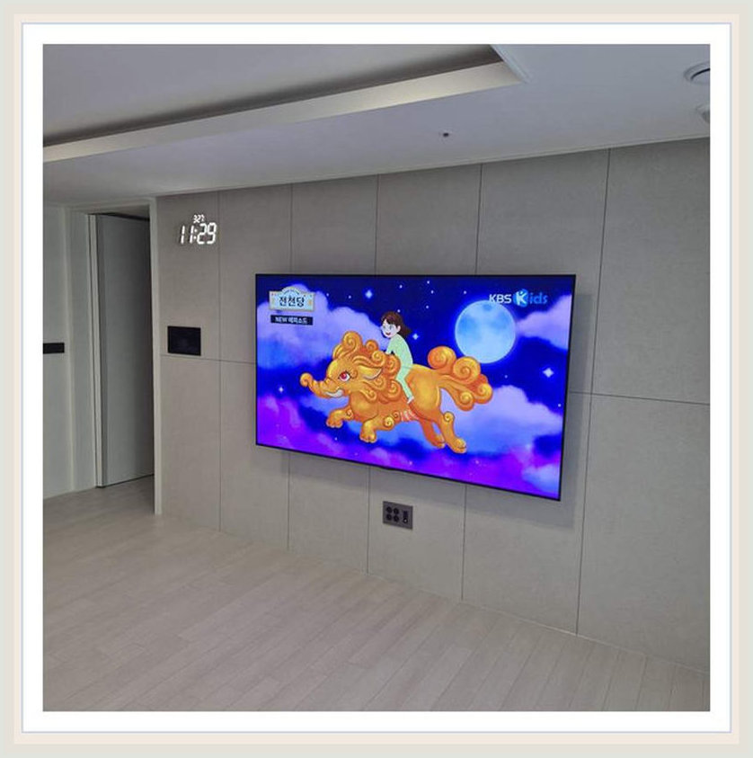 이사비용 상담 시 참고하는 벽걸이TV 설치 사진: 브라켓과 벽면의 관계, 제물포구·미추홀구·남동구 관련 안내용 참고 이미지