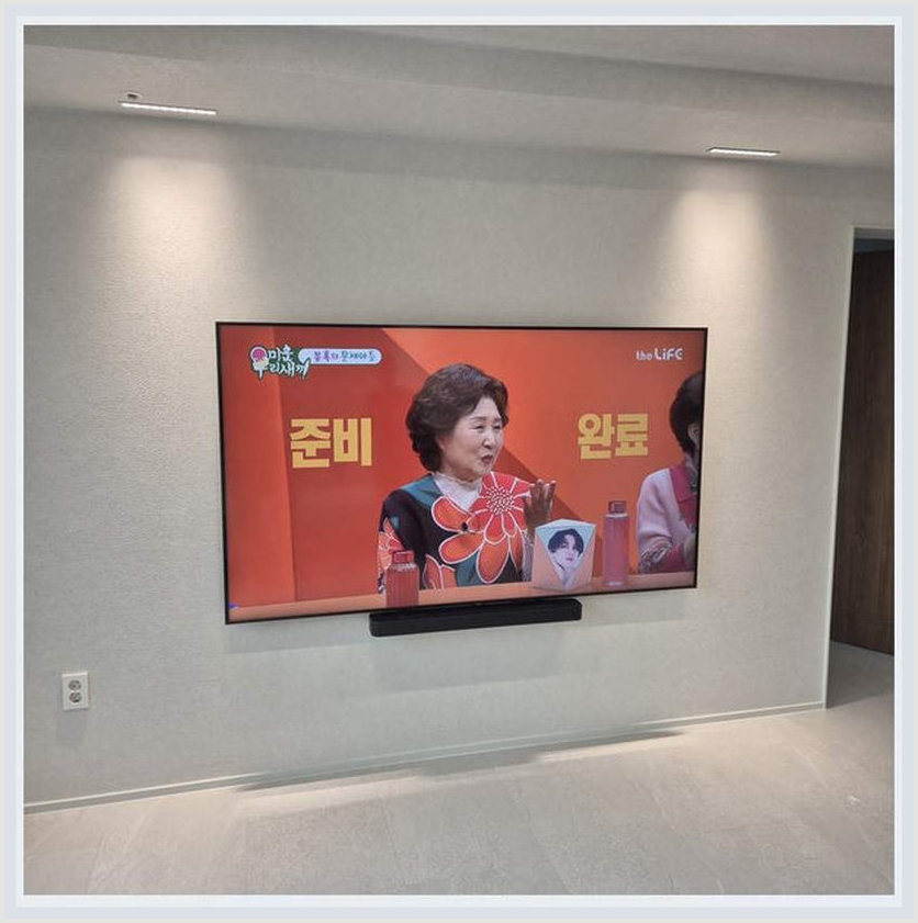 대리석 추천 상담 시 참고하는 벽걸이TV 설치 사진: 브라켓과 벽면의 관계, 서해구·검단구·김포시 관련 안내용 참고 이미지