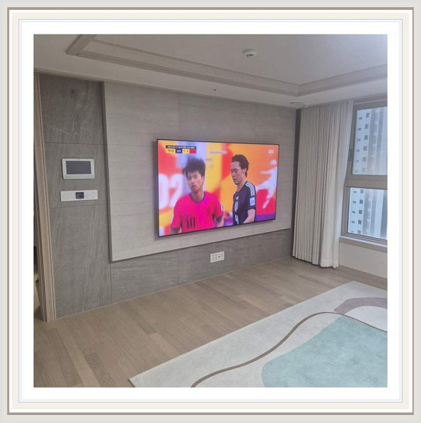반매립 교체 상담 시 참고하는 벽걸이TV 설치 사진: 거실 벽의 참고 장면, 영종구·검단구·강화군 관련 안내용 참고 이미지